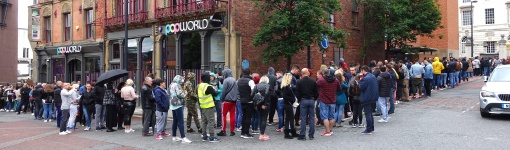 Photo of Romanians queuing to vote in EU election in Leeds
